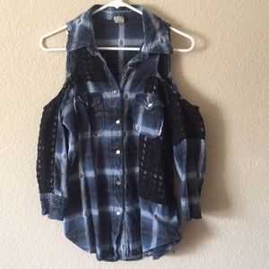 Gimmicks by BKE Cold Shoulder Top